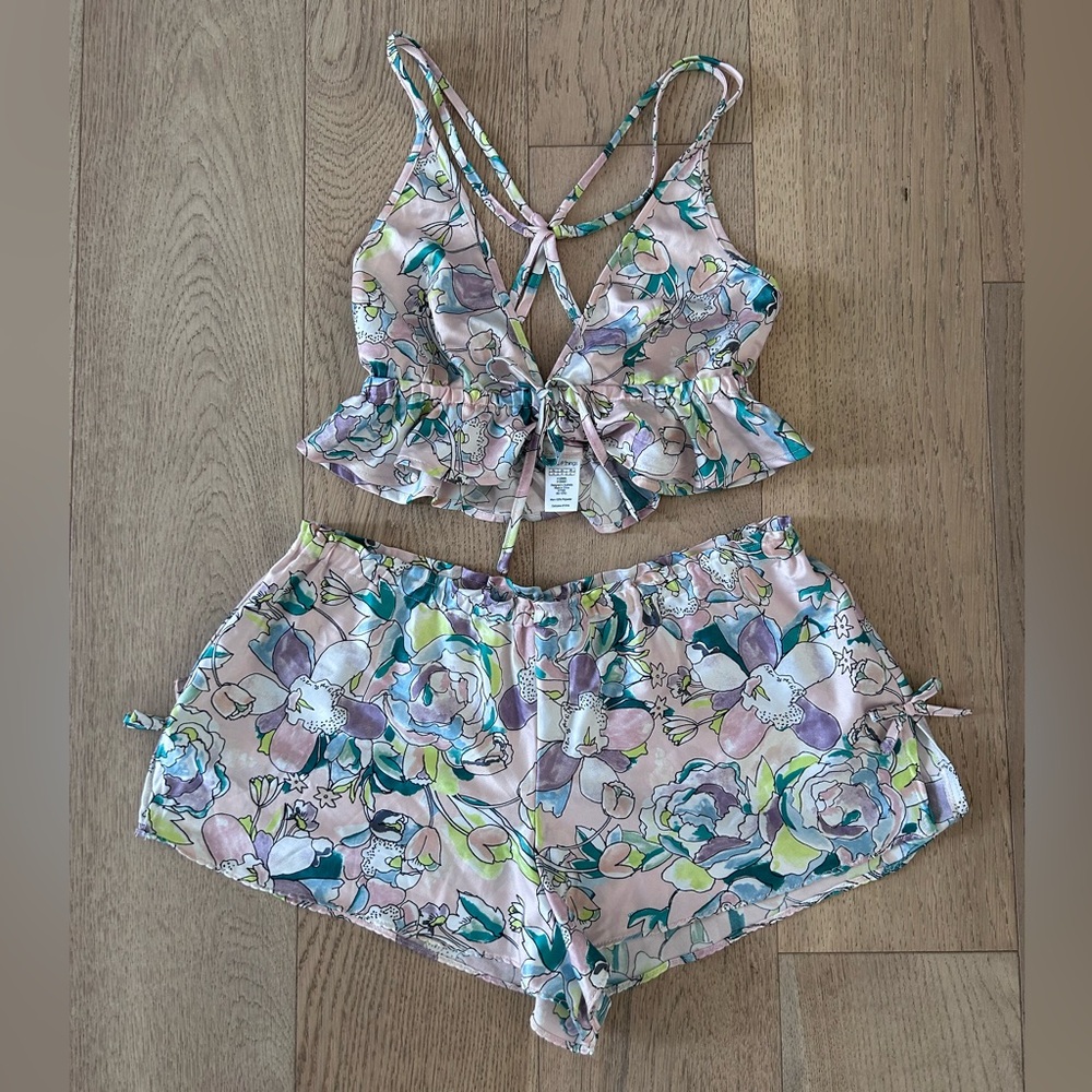 Bras N Things Floral Satin Pajama Set Pastel Ruffle Top & Shorts | Sz US4 AU8